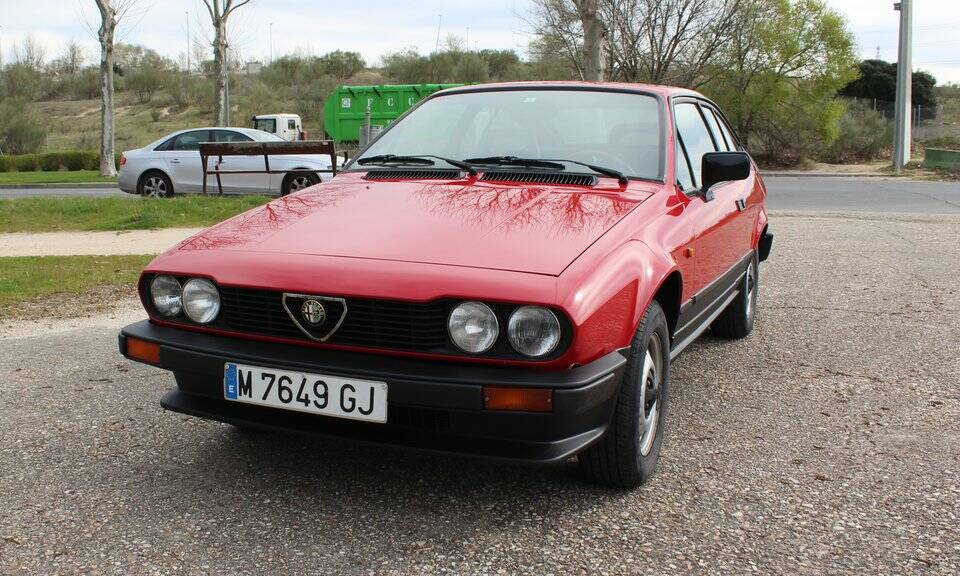 Image 3/8 of Alfa Romeo GTV 2.0 (1985)