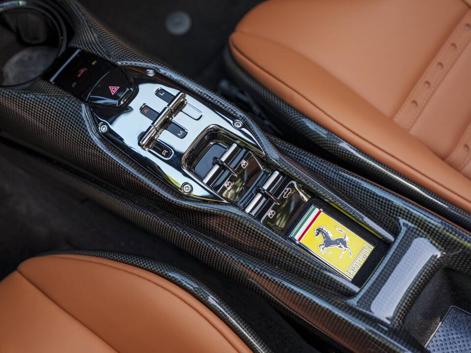 Image 25/37 of Ferrari SF90 Spider (2023)