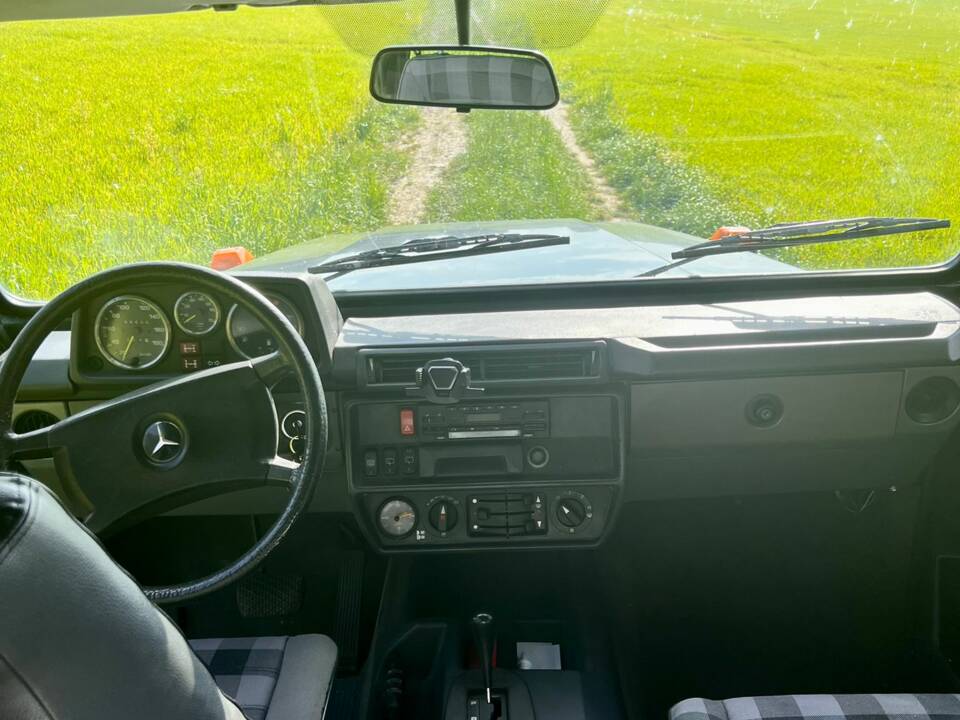 Image 19/21 of Mercedes-Benz 230 GE (SWB) (1988)