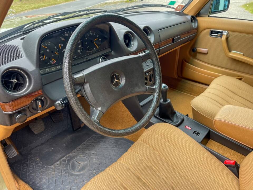 Image 19/34 of Mercedes-Benz 200 T (1983)