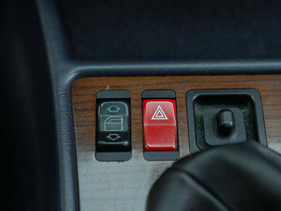 Afbeelding 28/44 van Mercedes-Benz 190 E (1987)