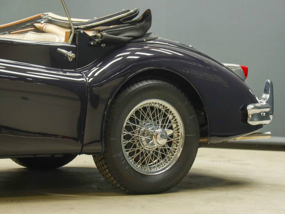 Image 17/50 of Jaguar XK 140 DHC (1955)