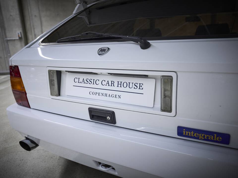 Image 19/93 of Lancia Delta HF Integrale Evoluzione I (1992)