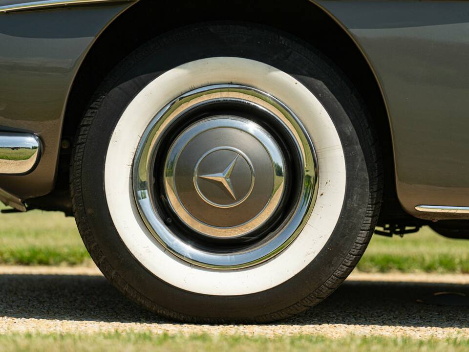 Imagen 31/50 de Mercedes-Benz 190 SL (1962)