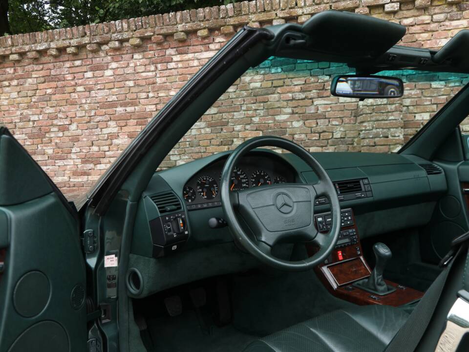 Image 37/50 of Mercedes-Benz 300 SL-24 (1992)
