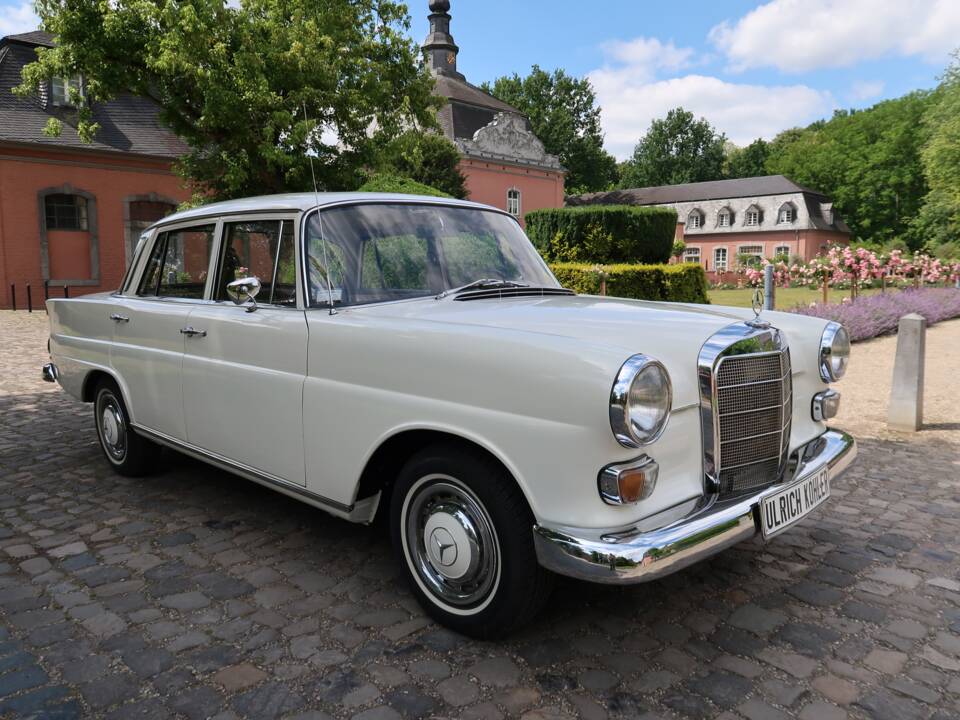 Image 2/32 of Mercedes-Benz 200 D (1966)