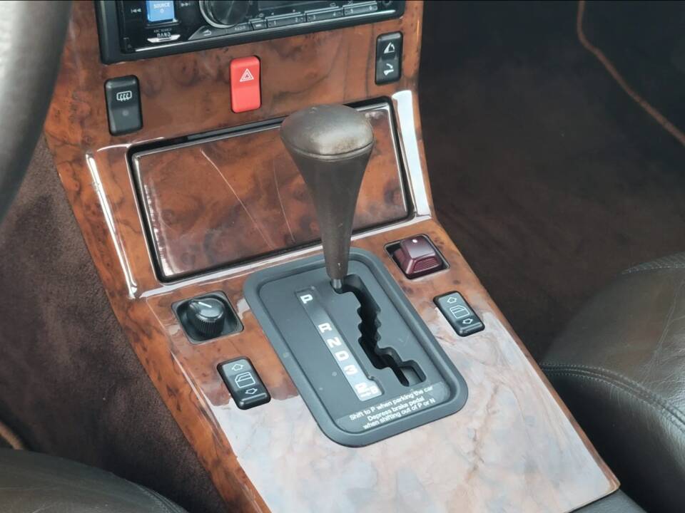 Image 12/17 of Mercedes-Benz 500 SL (1991)