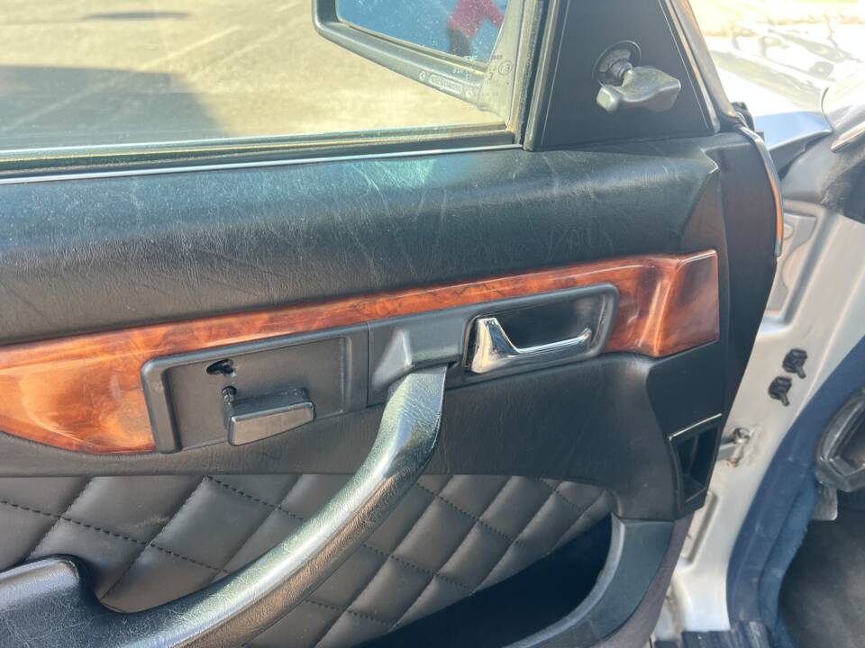 Image 21/77 of Mercedes-Benz 380 SEC (1982)