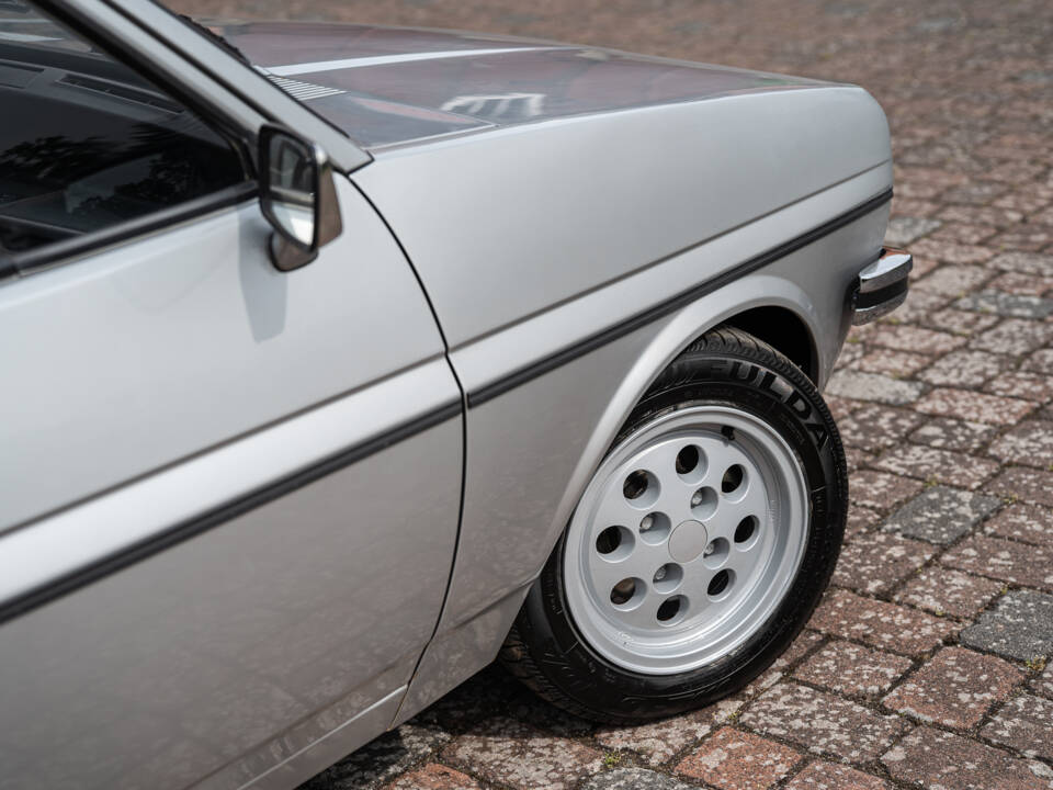 Image 2/36 of Ford Fiesta (1977)