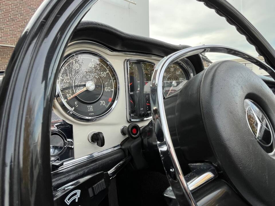 Image 58/100 of Mercedes-Benz 280 SL (1970)