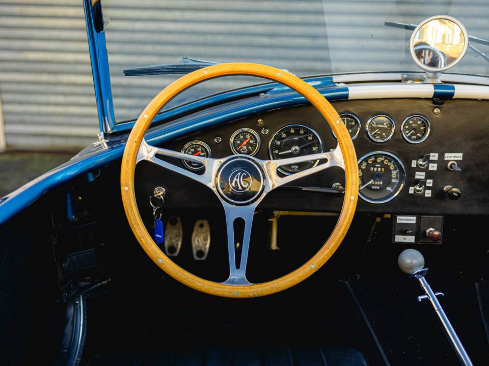 Image 40/68 of Shelby Cobra 289 (1966)