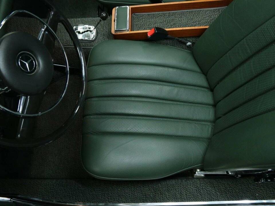 Image 14/50 de Mercedes-Benz 280 SL (1970)