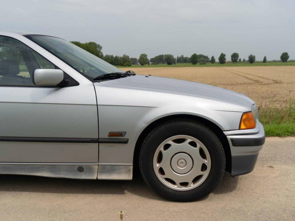 Image 12/40 de BMW 320i (1994)