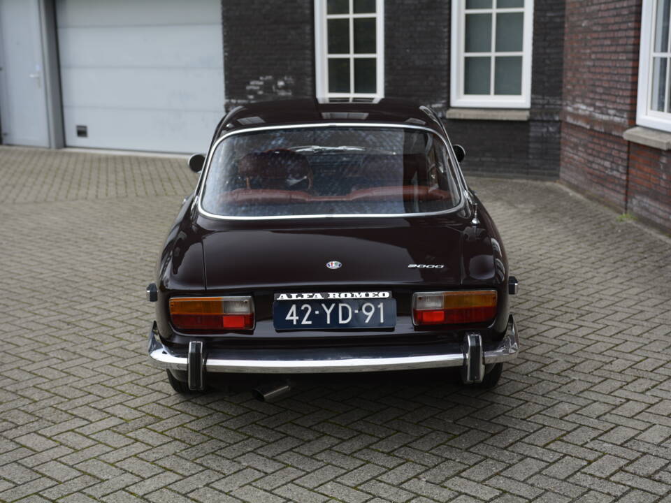 Image 9/22 de Alfa Romeo 2000 GT Veloce (1974)