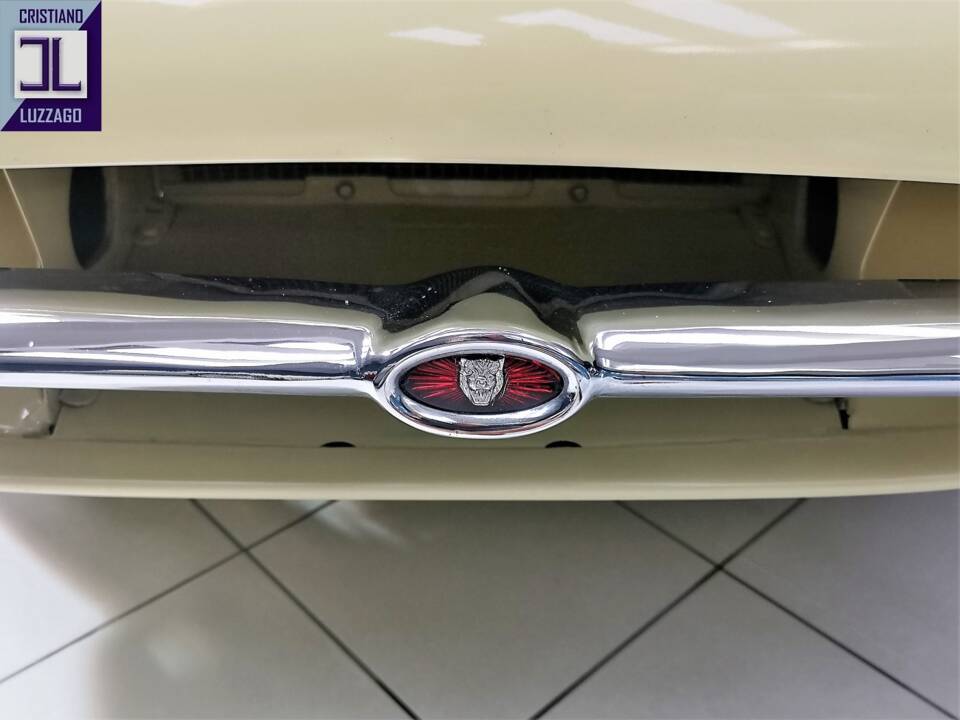 Image 15/51 de Jaguar E-Type (1970)