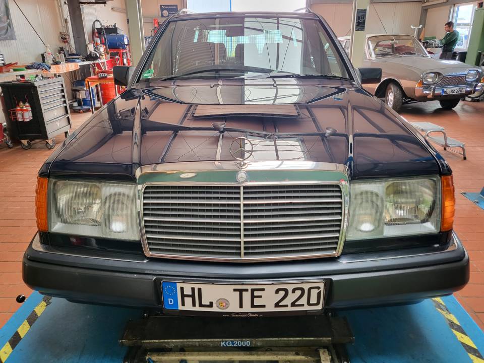 Image 22/47 of Mercedes-Benz 220 TE (1993)