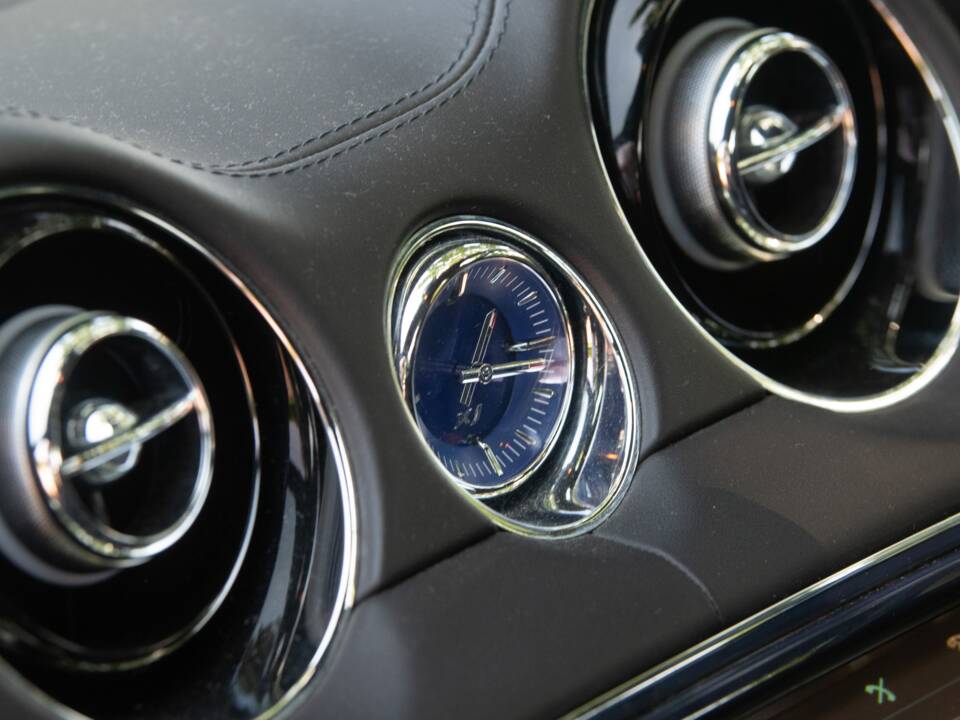 Immagine 21/37 di Jaguar XJ 5.0 (2011)