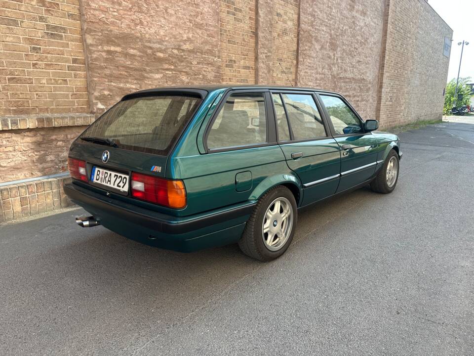 Image 7/23 of BMW 325i Touring (1993)