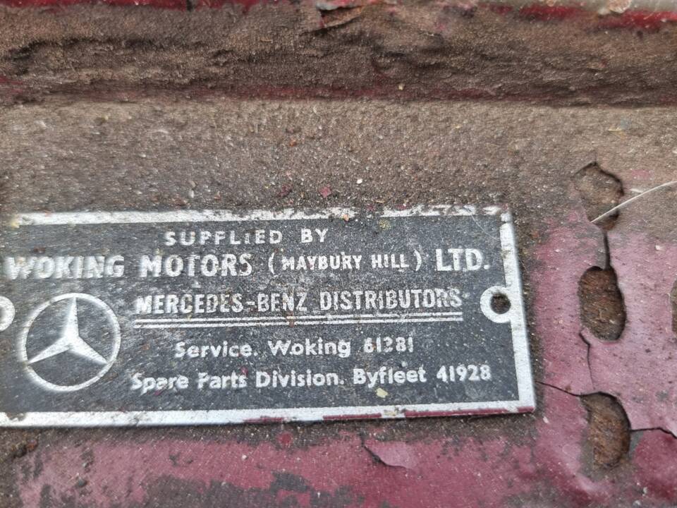 Image 11/31 of Mercedes-Benz 230 S Universal (1966)
