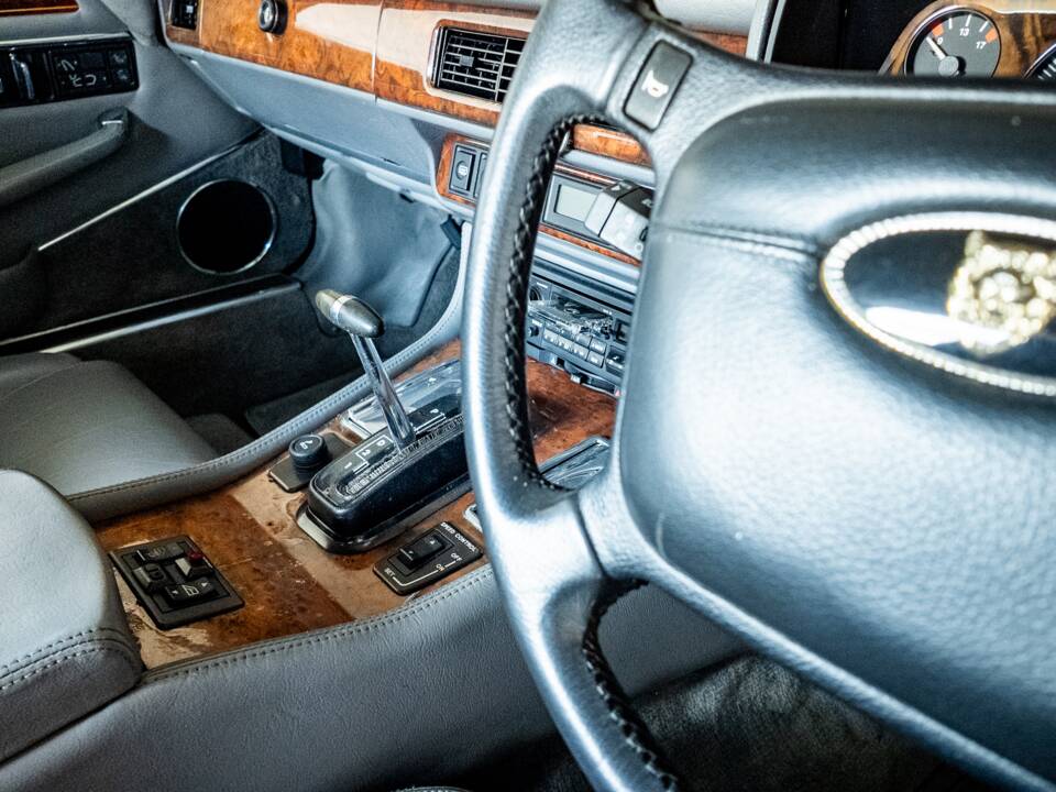 Image 24/34 of Jaguar XJS 5.3 V12 (1992)