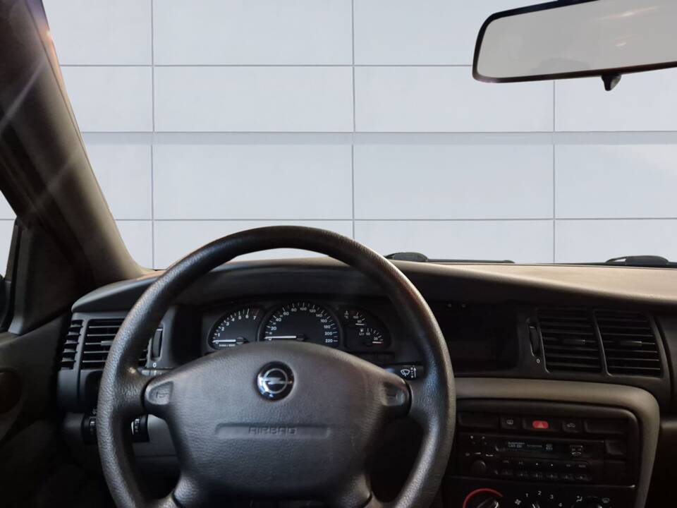 Bild 13/14 von Opel Vectra 1,6 (1996)