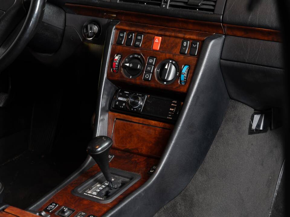 Bild 27/38 von Mercedes-Benz 500 E (1992)