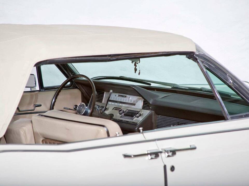 Image 15/20 of Lincoln Continental Convertible (1966)