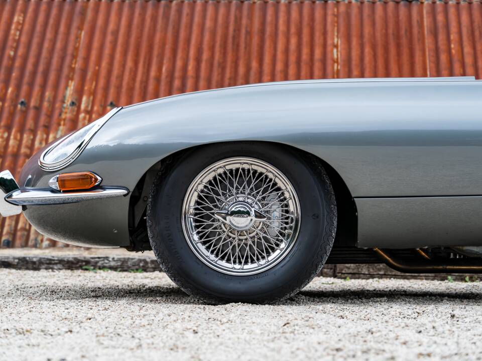 Image 32/34 de Jaguar E-Type (1968)