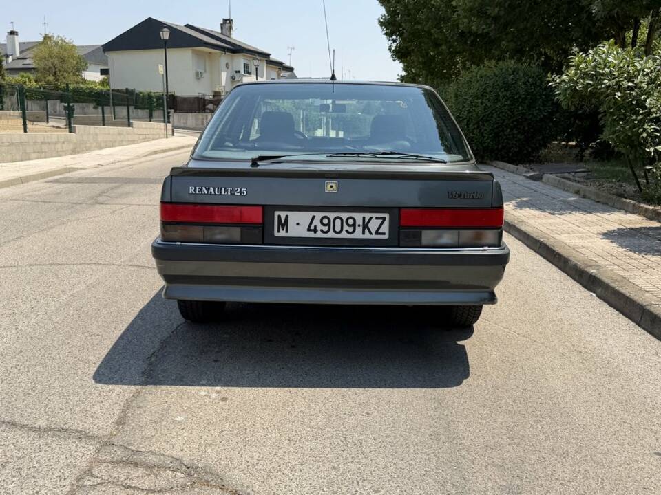 Image 7/8 of Renault R 25 V6 Turbo (1990)