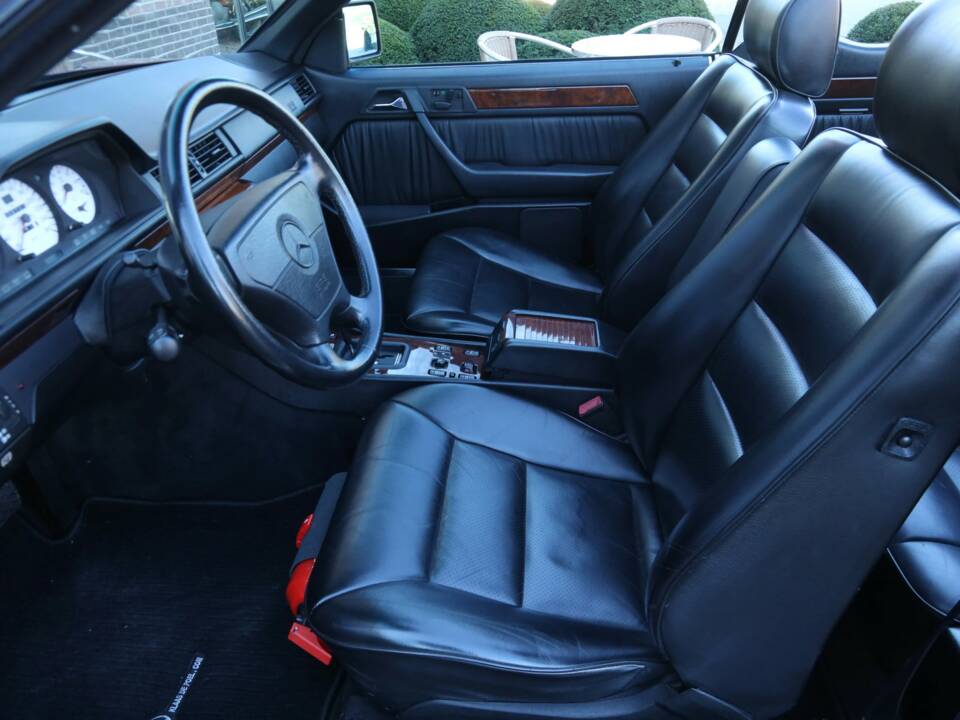 Immagine 26/50 di Mercedes-Benz 300 CE-24 3.4 AMG (1993)