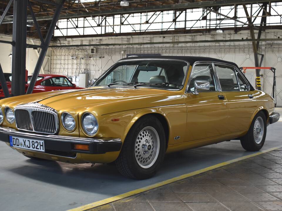 Image 3/47 of Daimler Sovereign 4.2 (1982)