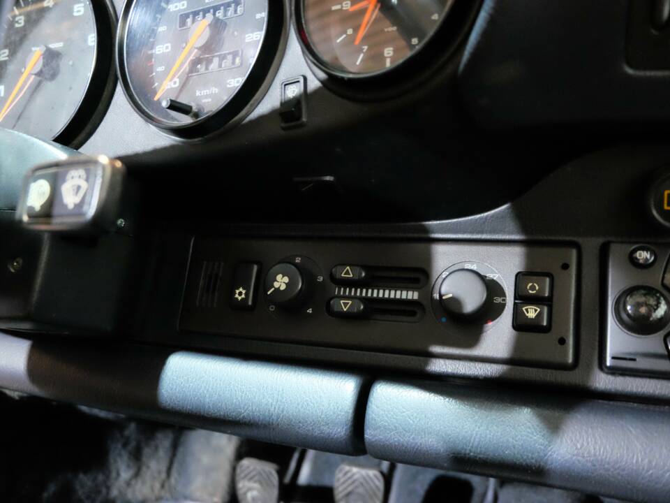 Imagen 8/26 de Porsche 911 Carrera 4 (1992)