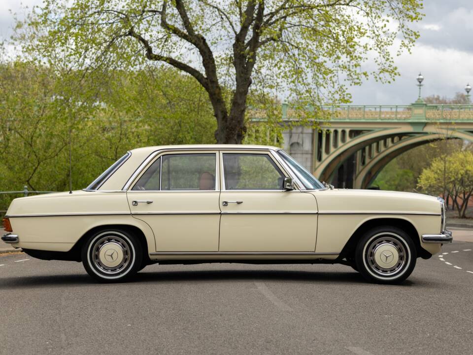 Imagen 2/40 de Mercedes-Benz 230/4 (1976)