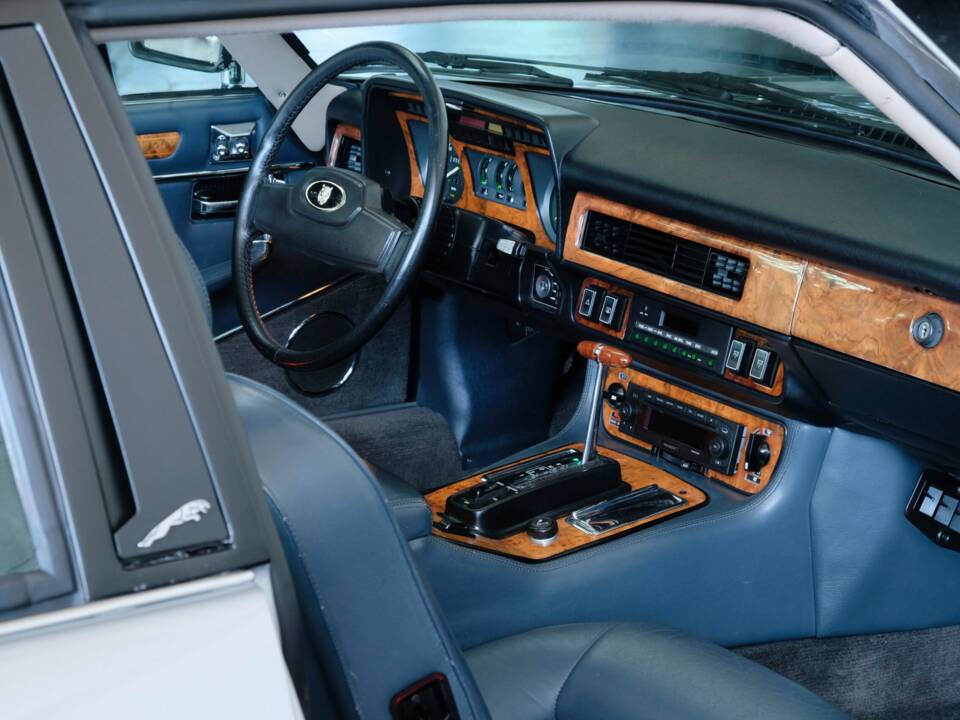 Image 24/47 of Jaguar XJ-SC 5.3 (1987)