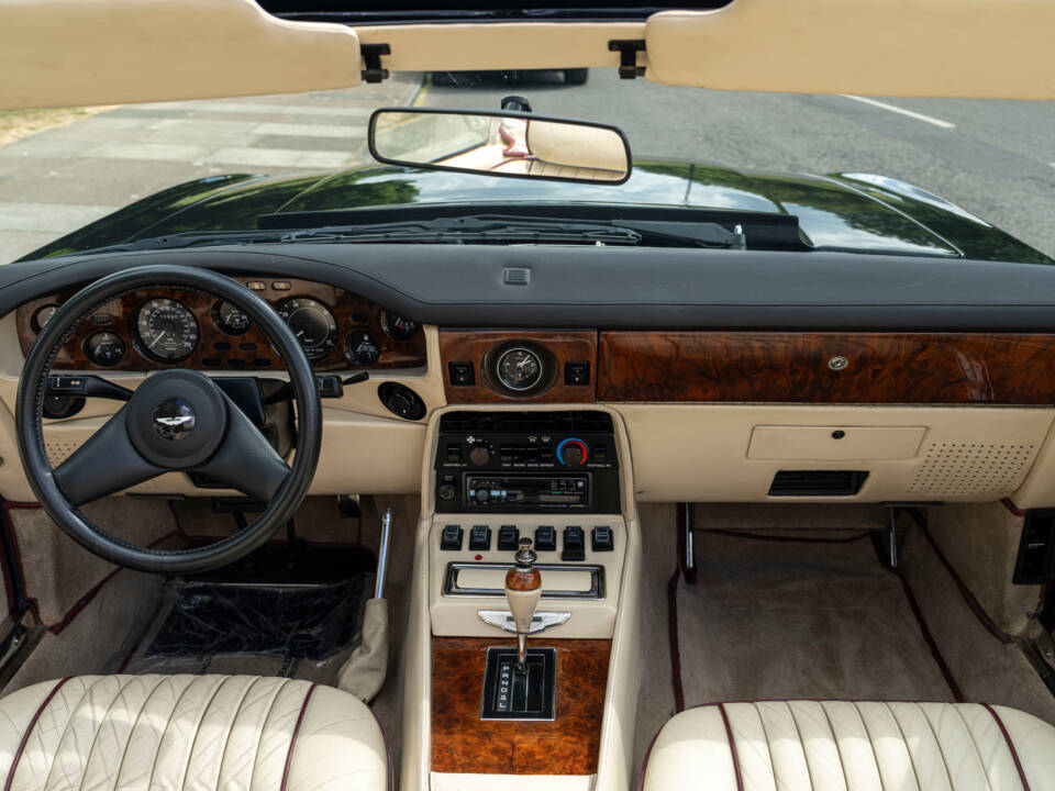 Immagine 17/32 di Aston Martin V8 Vantage Volante (1988)