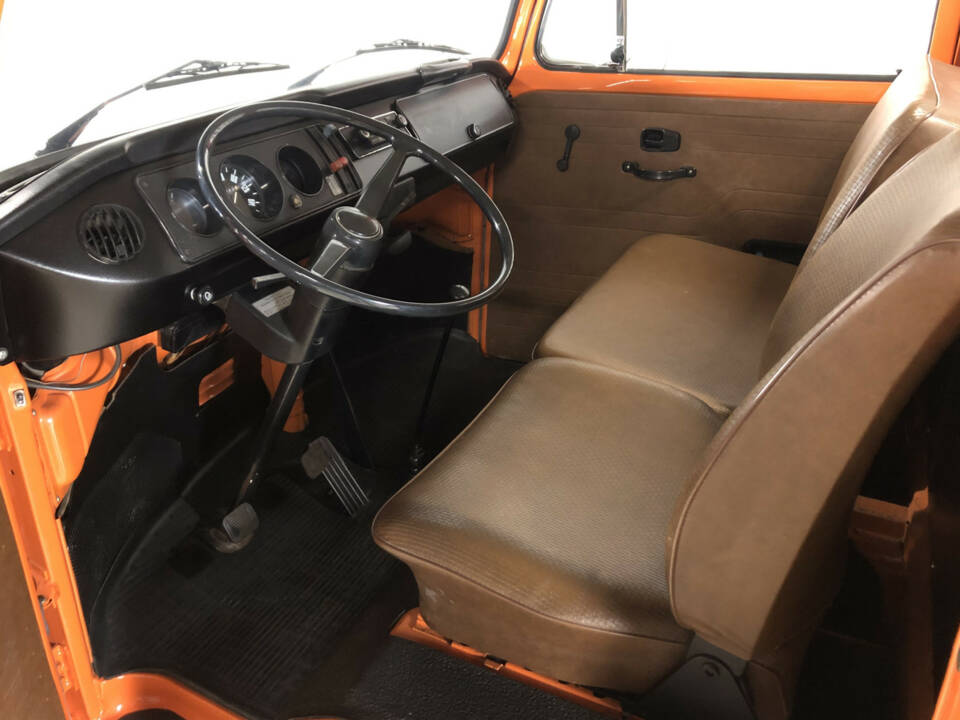 Bild 14/20 von Volkswagen T2b Pritsche (1977)