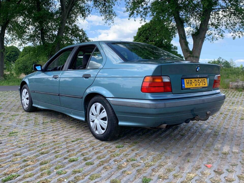 Image 3/5 de BMW 316i (1994)