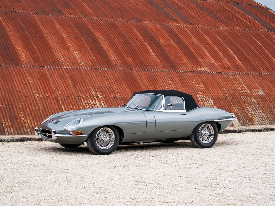 Image 9/34 de Jaguar E-Type (1968)