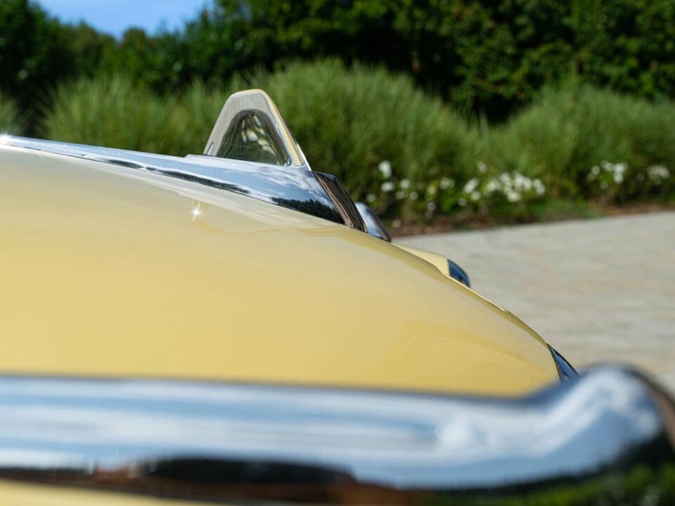 Image 23/50 of Studebaker Champion Regal DeLuxe Convertible (1950)