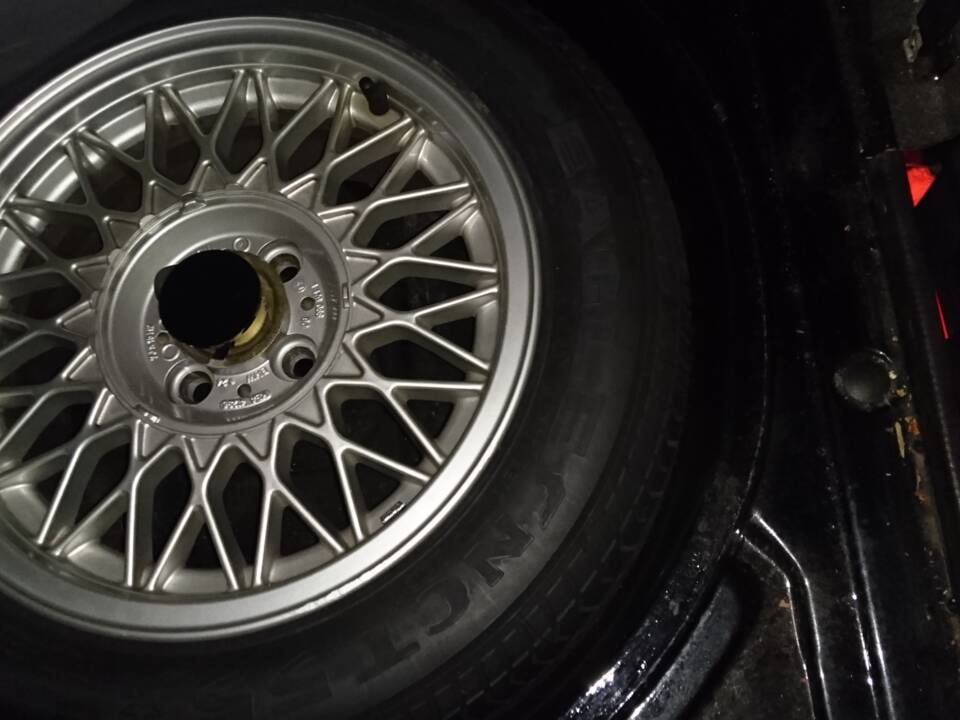 Bild 9/9 von BMW 325i (1990)