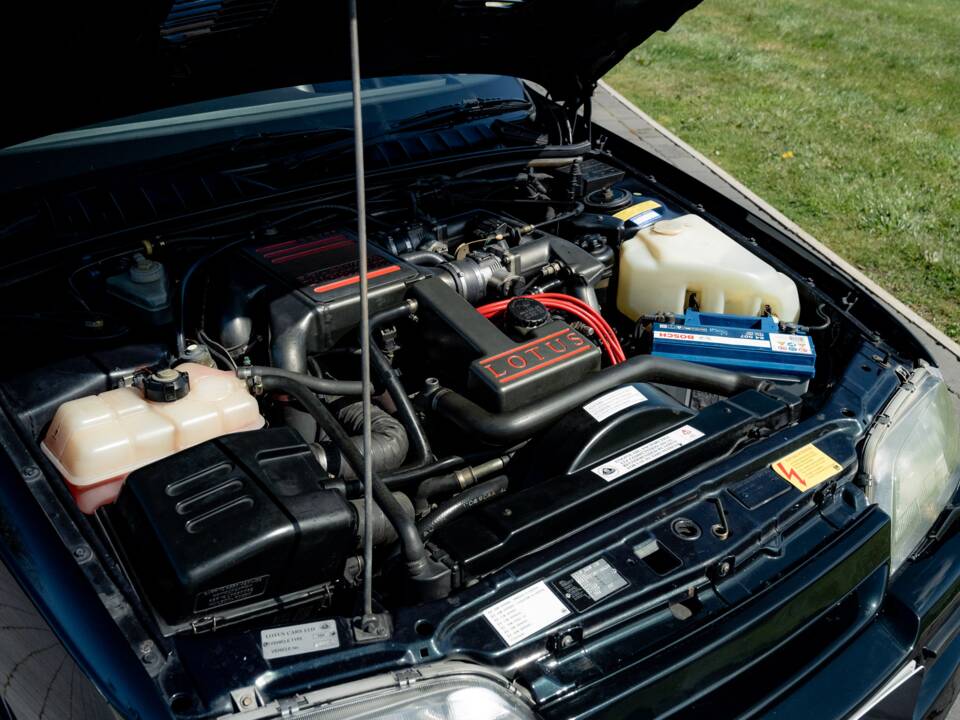 Image 41/75 of Lotus Carlton (1991)