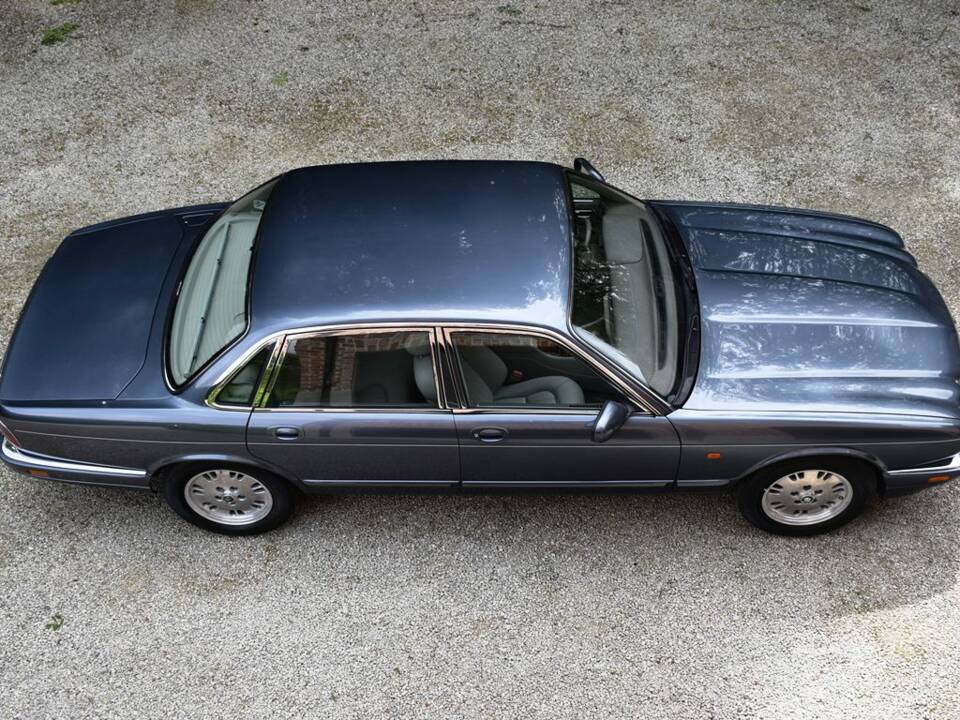 Image 7/40 of Jaguar XJ 6 4.0 Sovereign (1995)