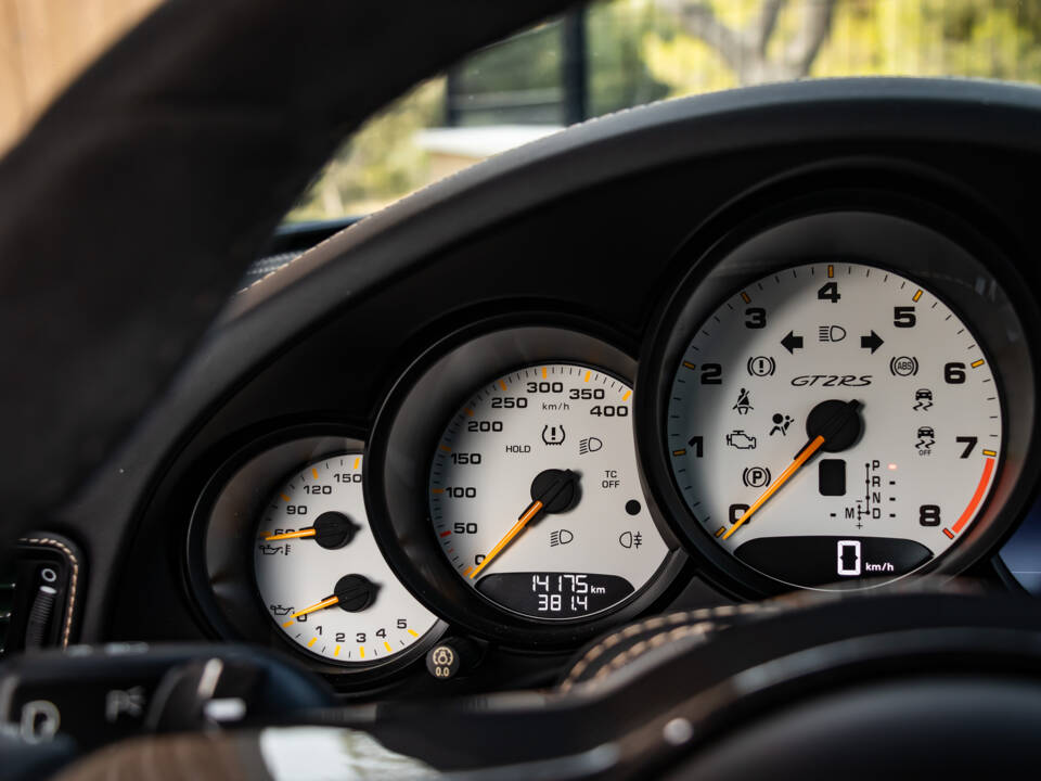 Image 37/50 of Porsche 911 GT2 RS Weissach (2018)