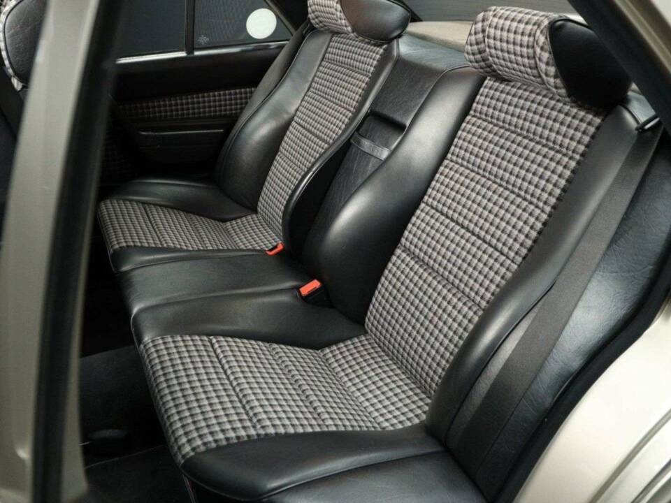 Image 19/30 of Mercedes-Benz 190 E 2.3-16 (1984)