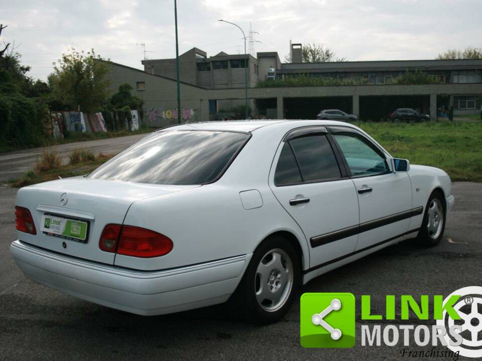 Immagine 9/10 di Mercedes-Benz E 220 Diesel (1998)