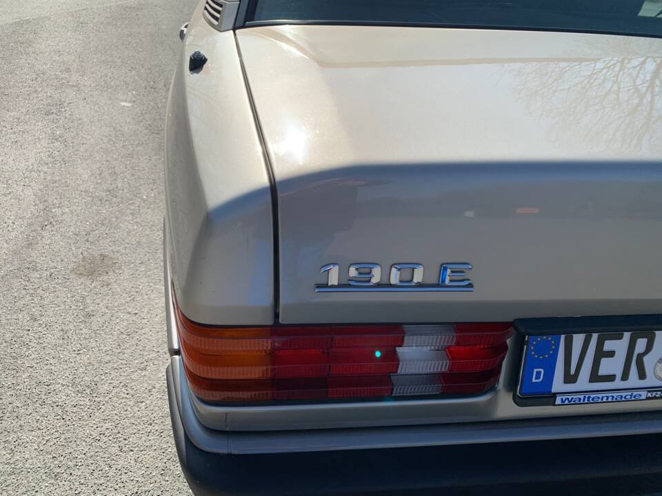 Bild 8/18 von Mercedes-Benz 190 E 1.8 (1991)