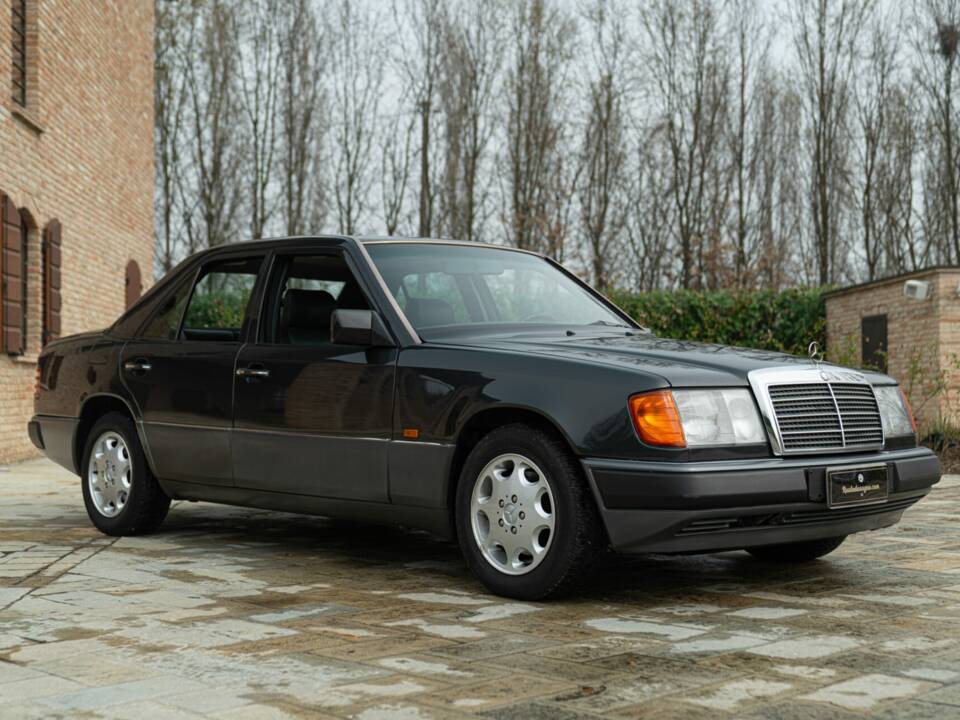 Obraz 2/49 pojazdu Mercedes-Benz 320 E (1993)