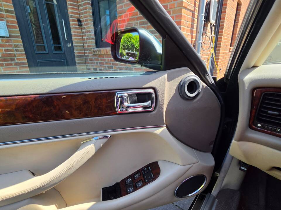 Image 17/26 of Jaguar XJ 6 4.0 Sovereign (1996)