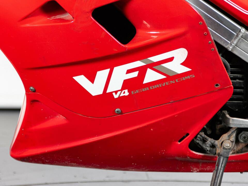 Bild 17/50 von Honda VFR 750R RC 30 (1988)