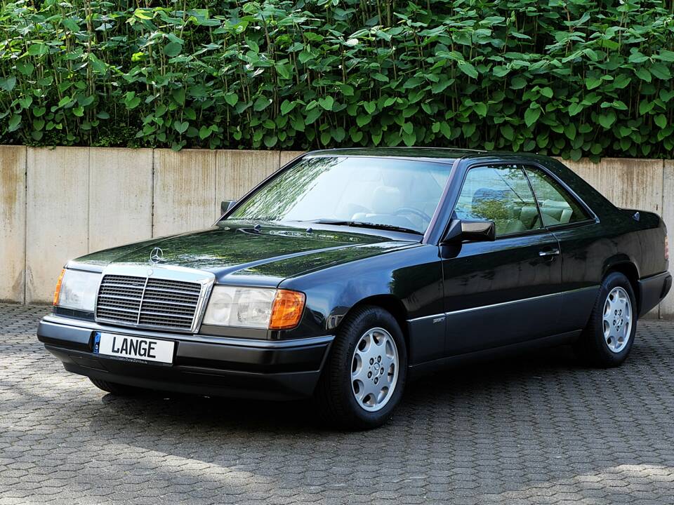 Image 1/63 of Mercedes-Benz 300 CE (1991)